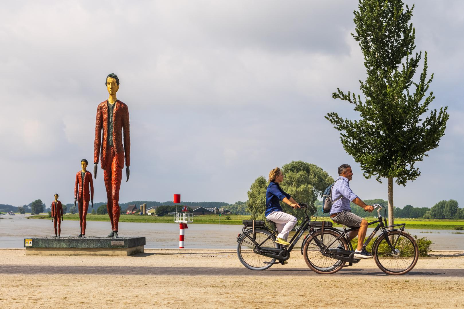 Twee fietsers over de kade bij Doesburg